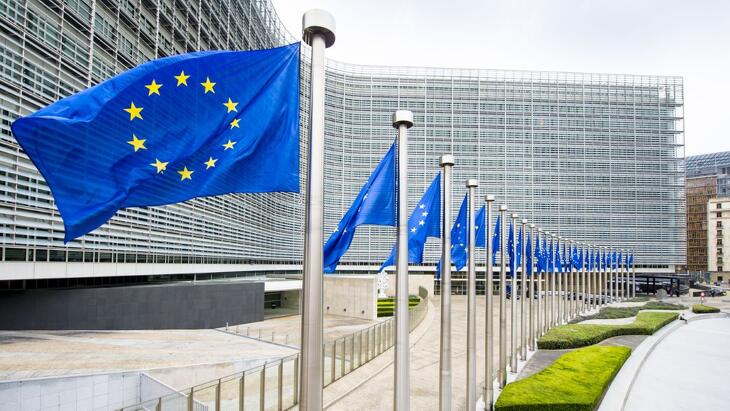 Szépen sorjáznak egymás után az Európai Unió zászlói is