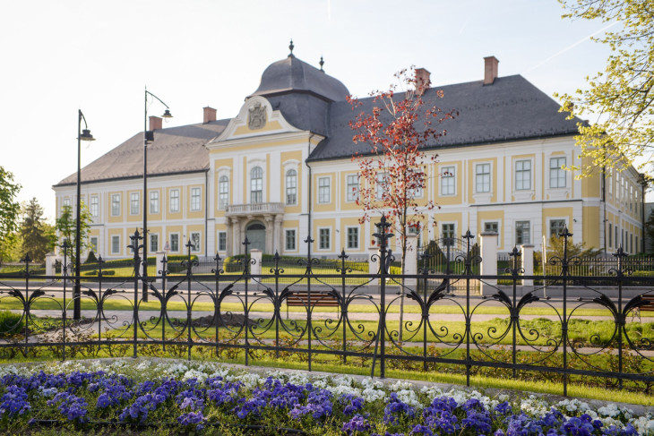 Több szállás kellene