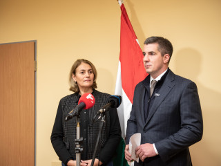 Kocsis Máté, a Fidesz parlamenti frakcióvezetője és Csibi Krisztina, a Fidesz-KDNP jelöltje a Tolna vármegye 2-es számú választókerületében a nemzeti konzultációval kapcsolatos országjárás dombóvári állomásán tartott sajtótájékoztatón 2024. november 26-án. 