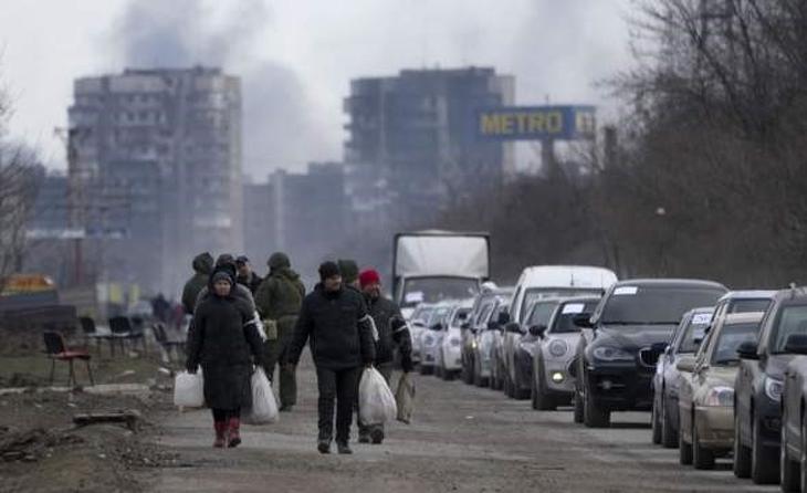 Így menekülnek az emberek Mariupolból, ahol a jelentések szerint a lakóépületek 90 százaléka megsemmisült. Fotó: Depositphotos 