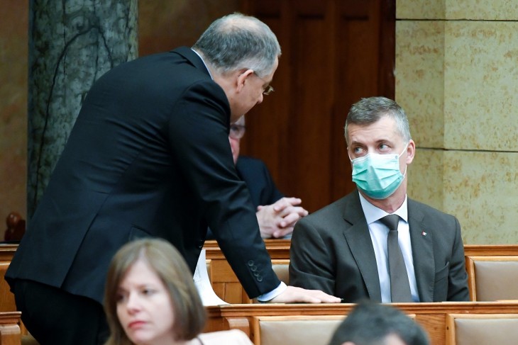 A Fidesz pártigazgatóját nem a maszk zavarta a beszédben. Fotó: Koszticsák Szilárd / MTI