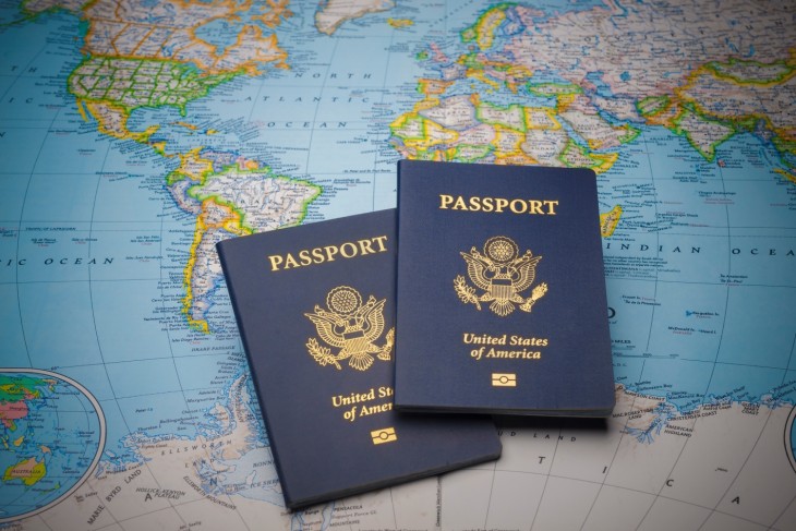 Az útlevél több színű lehet. Az amerikai például kék. Fotó: Depositphotos 