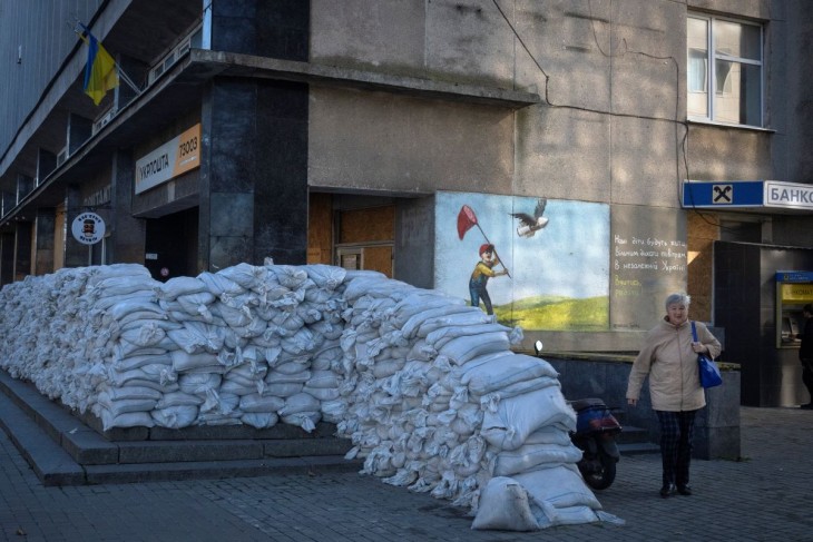 Homokzsákokkal védett postahivatal a dél-ukrajnai Herszonban 2023. november 10-én. Fotó: MTI/AP