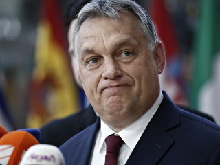 Orbán Viktor régi szokása a kézcsókos köszöntés. Fotó: Depositphotos
