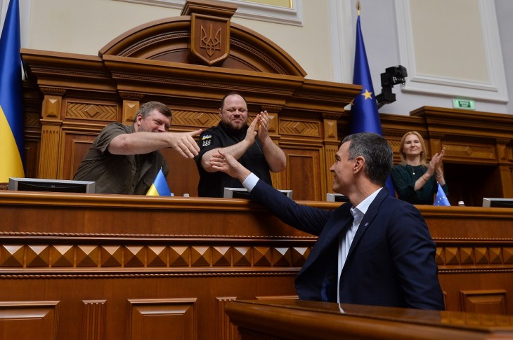 Pedro Sánchezt nagy szeretettel fogadták a kijevi parlamentben. Fotó: EPA / STRINGER 