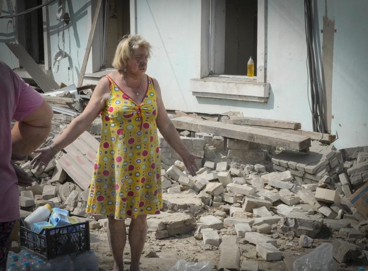 Romos háza a Luhanszki területen fekvő Liszicsanszk ellen végrehajtott orosz légitámadás után. Fotó: MTI/AP/Efrem Lukackij