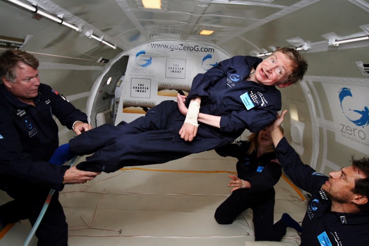 Stephen Hawking tapasztalja meg a Zero Gravity vállalat módosított, speciális pályán repülő Boeing-727-esének a fedélzetén 2007-ben. Fotó: Wikimedia