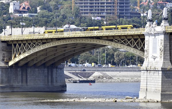 Alacsony vízállás a Dunán, a Margit híd déli oldalán, 2018. augusztus 13-án. A folyón Budapestnél aznap reggel 93 centiméteres vízállást mértek. (MTI / Máthé Zoltán)