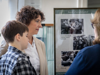 Dobrev Klára és gyermeke