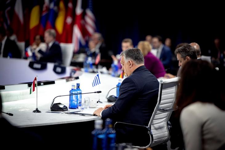 Orbán Viktor a madridi NATO-csúcson 2022. június 29-én. Fotó: MTI/Miniszterelnöki Sajtóiroda/Fischer Zoltán    