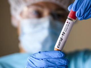 Koronavírus: második oltást javasolnak a 60 év felettieknek 