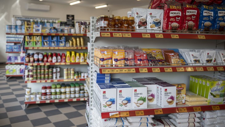 Többek között a tojás, a lisztek, a spagetti, a margarin és a tejtermékek is kevesebbe kerülnek valamivel. Fotó: MTI