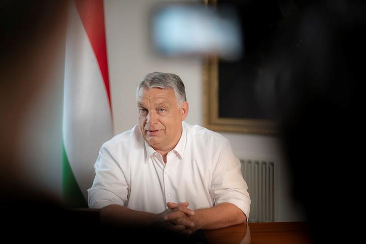 Orbán Viktor rezsivédelmi és honvédelmi alap létrehozását jelenti be a Karmelita kolostorban. Fotó: MTI/Miniszterelnöki Sajtóiroda/Benko Vivien Cher