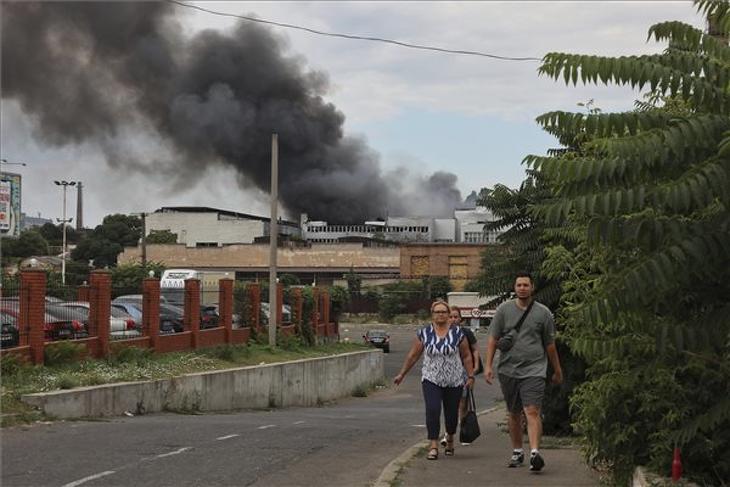 Füst száll fel a fekete-tengeri kikötőváros, Odessza felett egy orosz tüzérségi támadást követően 2022. július 16-án. MTI/AP/Nina Lyashonok