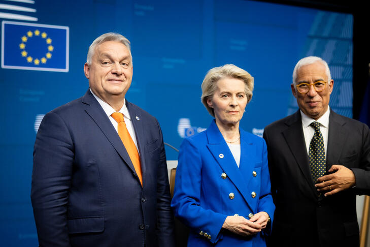 Orbán Viktor, Ursula von der Leyen és António Costa, az Európai Tanács elnöke közös sajtótájékoztatójuk után, 2024. december 19-én, Brüsszelben