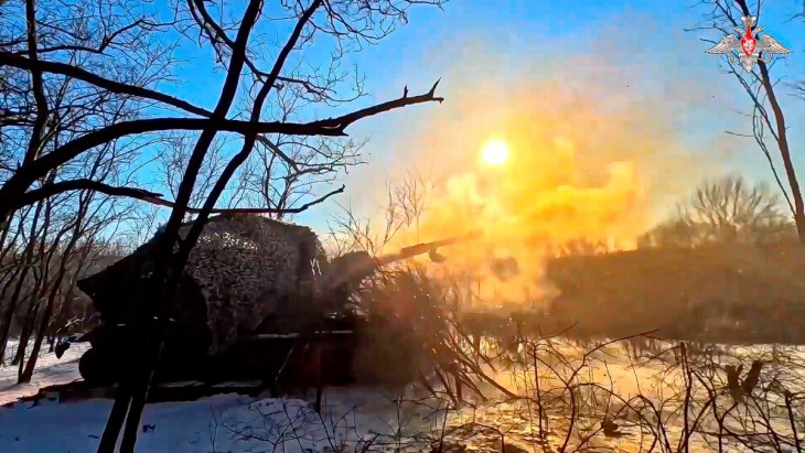 Az orosz védelmi minisztérium által 2024. január 22-én közreadott képen orosz tüzérek 152,4 milliméteres Mszta-Sz önjáró löveggel tüzelnek ukrán célpontra egy meg nem nevezett ukrajnai helyszínen. Fotó: MTI/AP/Orosz védelmi minisztérium