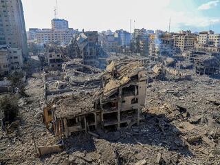 Tankokkal nyomul Izrael Gázában, sok a civil sebesült, akiket nem tudnak kimenteni