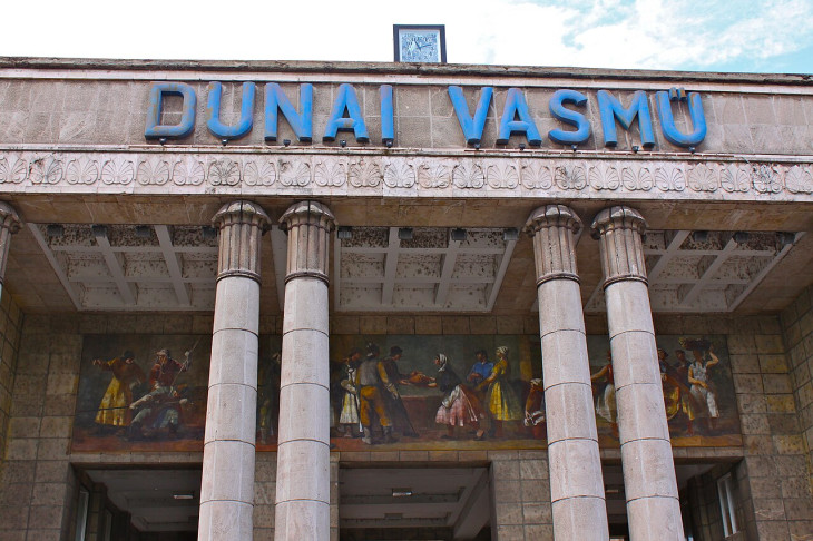 Az egykori Dunai Vasmű tartópillérei mára mefógrendültek