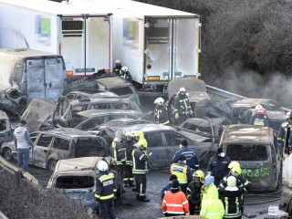Kiégett és sérült gépjárművek az M1-es autópályán Herceghalomnál, ahol öt kamion és 37 autó ütközött össze, mindkét irányban lezárták az autópályát 2023. március 11-én. A balesetben érintett öt kamion és 37 személygépkocsi közül 19 jármű kiégett, és összesen 26 ember sérült meg. Közülük hatan életveszélyesen, heten pedig súlyosan sérültek. Fotó:
MTI/Lakatos Péter 