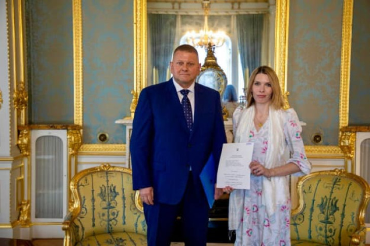 Ukrajna új londoni nagykövete, Valerij Zaluzsnij átadja megbízólevelét