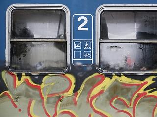 Százmilliókból vakarja le a graffitiket a szerelvényeiről a MÁV