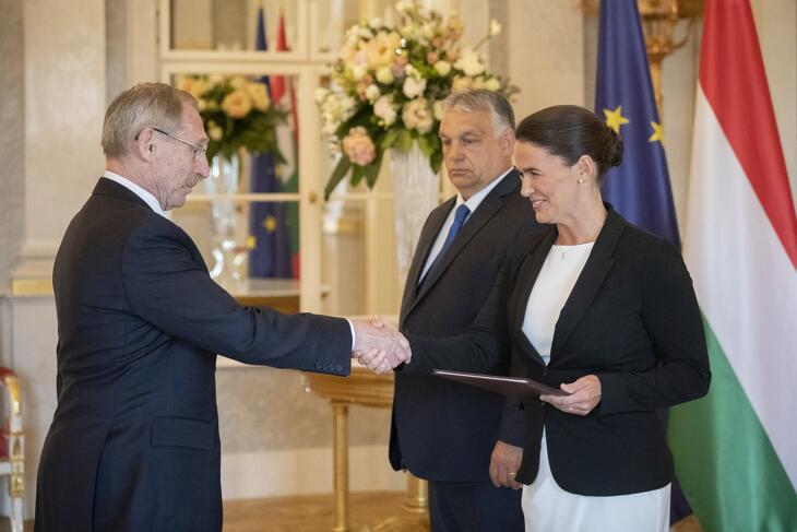 Pintér Sándor belügyminiszter átveszi kinevezési okmányát Novák Katalin akkori köztársasági elnöktől 2022. május 24-én, a háttérben Orbán Viktor miniszterelnök figyel