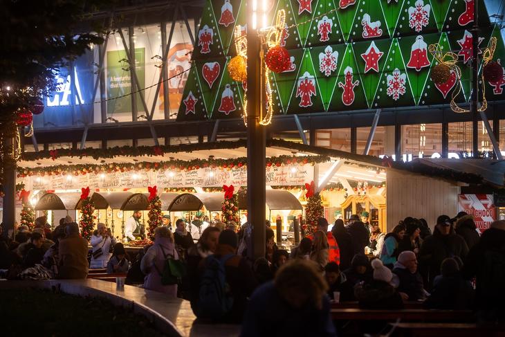 Nemcsak a fények, de a zenék is hozzátartoznak a karácsonyi hangulathoz - A Vörösmarty Classic Xmas karácsonyi vásár a Vörösmarty téren a megnyitó napján, 2023. november 17-én. Fotó: MTI/Balogh Zoltán