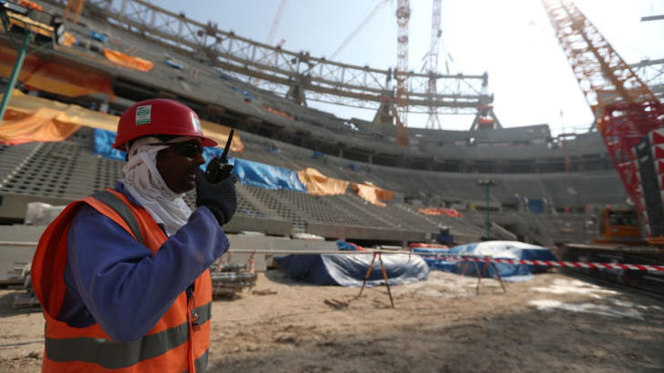 Épül a Luszail Stadion, a 2022-es katari labdarúgó-világbajnokság nyolc arénájának egyike. A 80 ezer fő befogadására alkalmas arénában játsszák a vb nyitómérkőzését és döntőjét abban a katari városban, amely még nem létezett 2010-ben, amikor az arab ország elnyerte az esemény rendezésének jogát. (Fotó: MTI/ EPA/ Ali Haider)