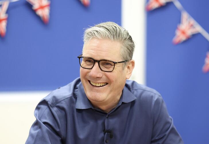 Keir Starmer brit miniszterelnök bizonyára van oka a mosolyra