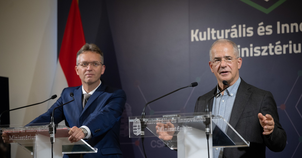 Az Utónév-engedélyezési Bizottság elnöke Kósa lajos (jobbra)