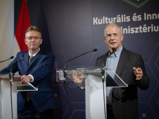 Az Utónév-engedélyezési Bizottság elnöke Kósa lajos (jobbra)
