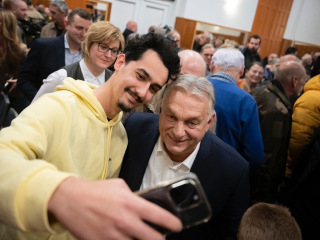  A Miniszterelnöki Sajtóiroda által közreadott képen Orbán Viktor miniszterelnök (középen, j) a nemzeti konzultációról tartott pátyi lakossági fórumon a Művelődési Központban 2024. november 18-án. 