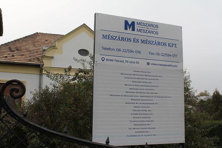 Tábla is jelzi Mészáros Lőrinc cégbirodalmának egy szeletét Felcsút főutcáján  (fotó: Mester Nándor)