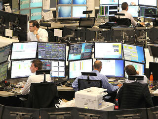 Így nyomja agyon az olajár a tőzsdei jó híreket