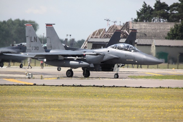 Egy atomfegyver célba juttatására is alkalmas F-15-ös az angliai Lakenheath légibázison. Fotó: Wikipedia