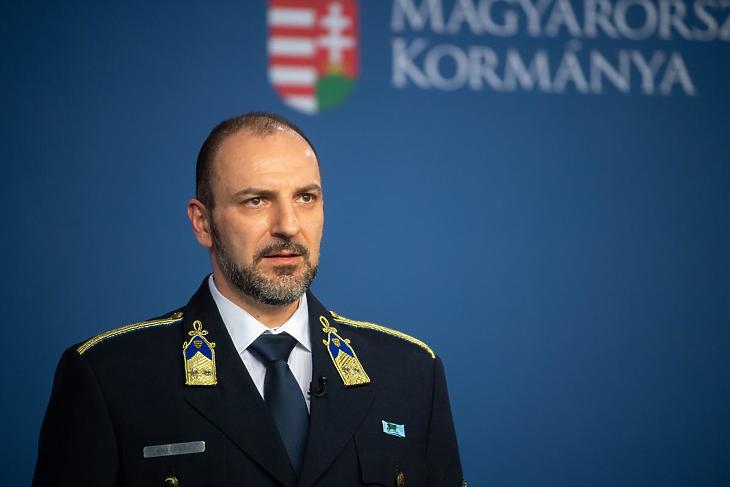 Kiss Róbert rendőr alezredes: tegnap 22 ezer kg védőfelszerelés érkezett. Fotó: koronavirus.gov.hu