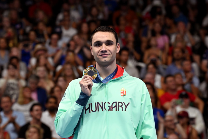 Az aranyérmes Milák Kristóf a férfi 100 méteres pillangóúszás eredményhirdetésén a 2024-es párizsi nyári olimpián