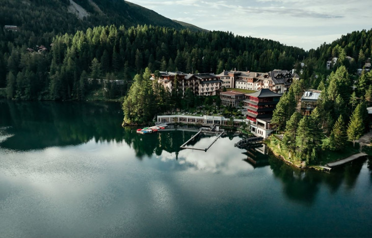 A Hotel Hochschober 4 csillag superior szálloda a hegyek ölelésében, a Turrachi-tó partján bújik meg
