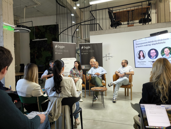 Langmár Péter (a jobb oldalon), Tajta Ákos és Rózsa Katinka a Giggle kerekasztal-beszélgetésén