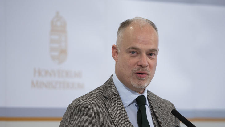A honvédelmi miniszter csaknem 1 milliárd forint osztalékot vett ki vagyonkezelő cégéből