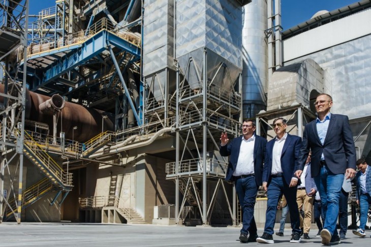 A napszemüveges Mészáros Lőrinc megnézte a cementgyárat