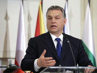 Aztán Orbán Viktor visszament a terembe és ezt csinálta