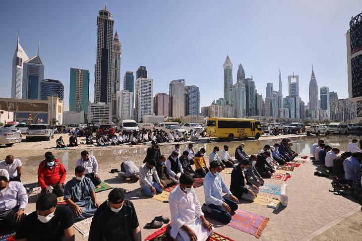 Az első pénteki munkanapon a munkahelyükhöz közel imádkozók sokasága Dubajban