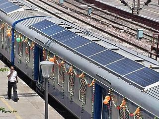 Napkollektoros vonatokat állítottak csatasorba Indiában, bődületes megtakarítások várhatók