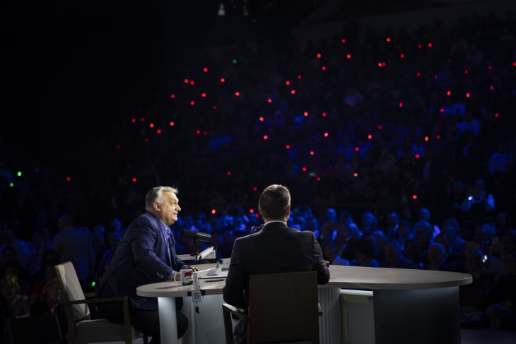 A Miniszterelnöki Kommunikációs Főosztály által közreadott képen Orbán Viktor miniszterelnök (b) a digitális polgári körök által szervezett háborúellenes gyűlésen Nyíregyházán 2025. november 29-én. Mellette Tarczy Gyula, a Nyíregyházi Televízió főszerkesztője, moderátor