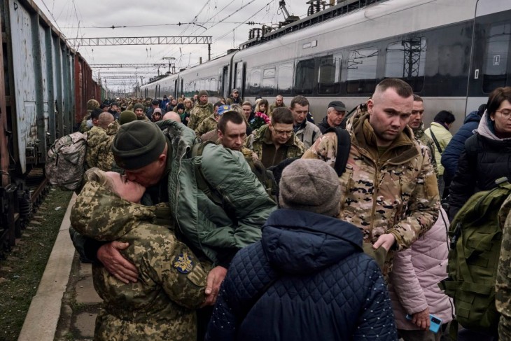 Ukrán katona a feleségével találkozik az orosz fronthoz közel, a kelet-ukrajnai Donyecki területen fekvő Kramatorszk vasútállomásán 2023. március 29-én. Fotó: MTI/AP