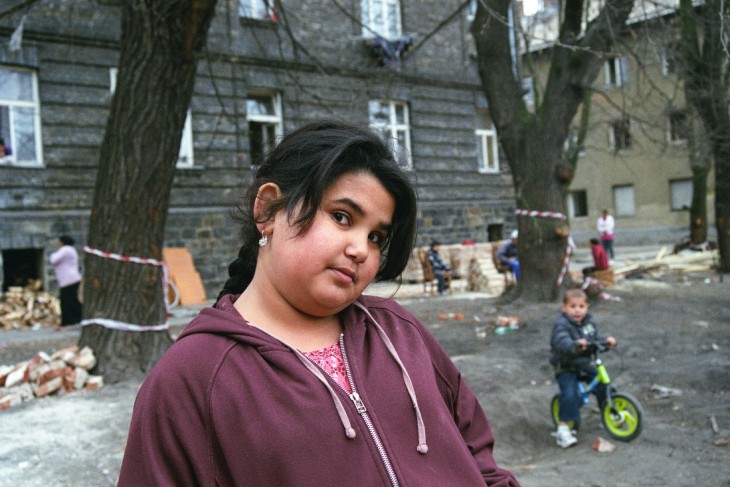 Roma kislány egy szegénynegyedben a csehországi Prerovban (korábbi felvétel). Fotó: Depositphotos