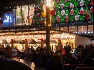 A Vörösmarty Classic Xmas karácsonyi vásár a Vörösmarty téren a megnyitó napján, 2023. november 17-én. Fotó: MTI/Balogh Zoltán