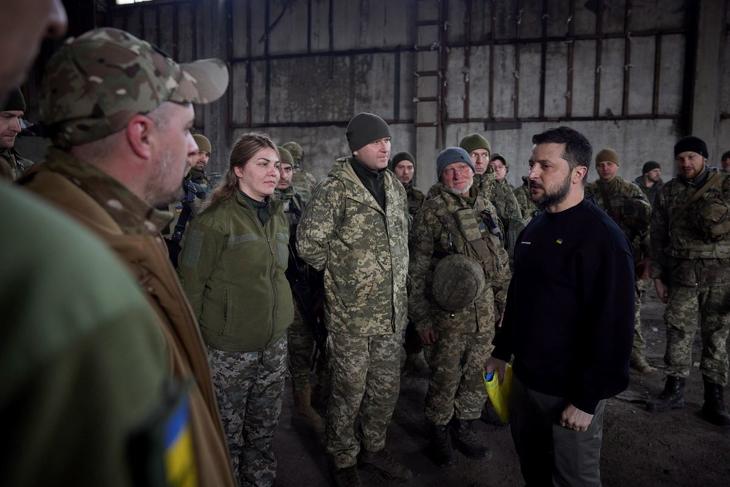 Volodimir Zelenszkij ukrán elnök katonákkal találkozik az orosz erők által ostromlott kelet-ukrajnai Bahmut térségében, Donyeck megyében 2023. március 22-én. Fotó: MTI/EPA/Ukrán elnöki sajtószolgálat