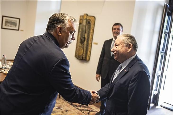 Orbán Viktor miniszterelnök kezet fog Jean Todttal, a Nemzetközi Automobil Szövetség (FIA) elnökével a Karmelita kolostorban 2021. július 30-án. Mellettük Palkovics László innovációs és technológiai miniszter. (Fotó: MTI/Miniszterelnöki Sajtóiroda/Fischer Zoltán)